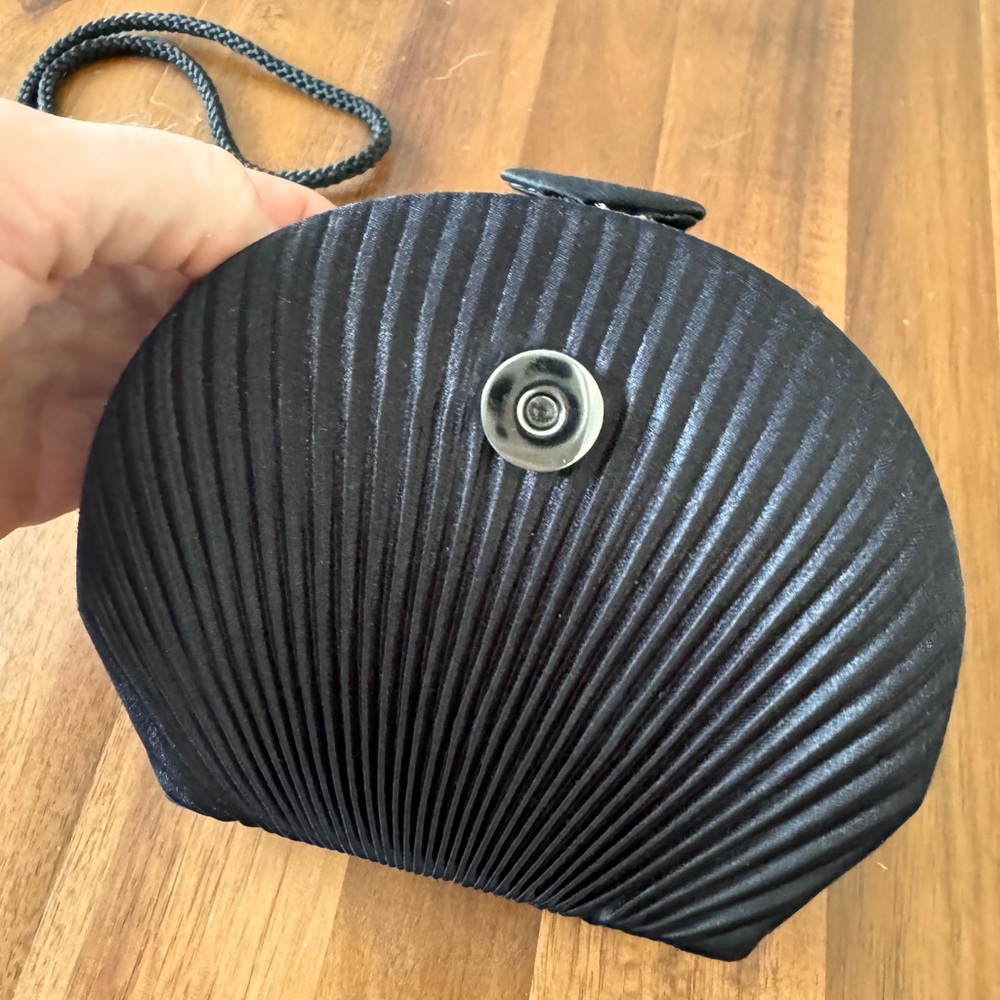 Bijoux Terner Black Clamshell Evening Bag - Picture 7 of 9